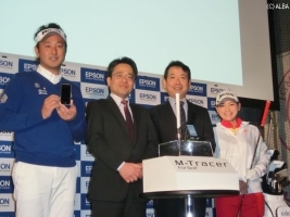 「M-Tracer for Golf」は画面中央のグリップに装着されている小さなセンサーでスイングを解析 スマホなどでチェックできる(撮影:ALBA)