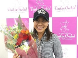 那覇空港で歓迎セレモニーを受ける宮里美香(写真提供:ダイキンオーキッドレディス)
