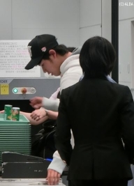 荷物検査のゲートを通過する松山英樹