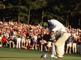優勝を決めて泣き崩れるクレンショー 師を思う大粒の涙が18番グリーンに落ちた(Photo by Augusta NationalGetty Images)