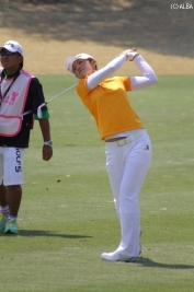渡邉彩香、2勝目に向け好スタート!(撮影:ALBA)