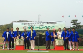 鏡開き出席者 左から宮里優作、宮本勝昌、塚田好宣、菅原文太氏、英昇氏(東建コーポレーション(株)上席執行役員)、鷹羽正好氏(JGTO副会長)、萬田久子さん、渡辺裕之氏、池田勇太、深堀圭一郎、藤田寛之(撮影:福田文平)