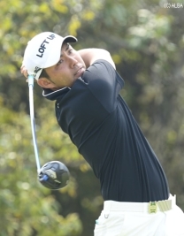 苦労人の佐藤圭介、初日首位発進!(撮影:上山敬太)