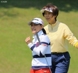 LPGAの小林会長とプロアマをラウンドしたさくら、左手薬指には指輪が…!(撮影:ALBA)