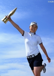 劇的なイーグルで優勝を決めた一ノ瀬優希プロ(撮影:岩本芳弘)