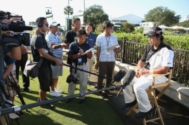 テレビインタビューに答える松山英樹 (Photo by Richard HeathcoteGetty Images)