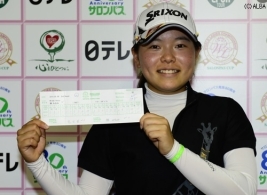 大会コースレコードタイ、65のスコアカードを持ってニッコリ!(撮影:上山敬太)