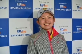 首位タイスタートに笑顔の江澤(写真提供:LPGA)