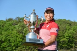 満面の笑みでカップを掲げる谷河(写真提供:LPGA)