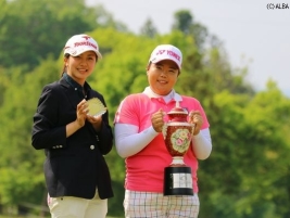 今季2勝目で最速5億円越え!ローアマの堀と記念撮影!(撮影:ALBA)