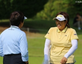福嶋晃子が約1年半ぶりにツアーに復帰!(樋口久子相談役と談笑!)(撮影:ALBA)