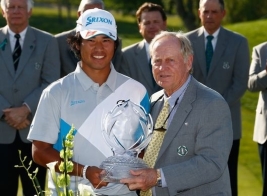 帝王ジャック・ニクラスから優勝カップを手渡される松山英樹(Photo by Andy LyonsGetty Images)
