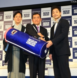 歌舞伎俳優の坂東玉三郎、ヴァイオリニストの五嶋龍が発表会に登場した(撮影:福田文平)