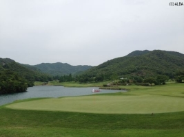 日本最高難度のコースにプロが挑む!写真はグリーン右サイドが全面池の18番ホール(撮影:ALBA)