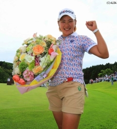 成田美寿々に主催者より花束を贈呈!笑顔でポーズ(撮影:米山聡明)