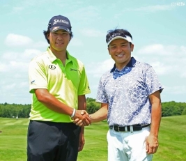 米ツアー優勝者ががっちり握手!久々に練習ラウンドを共にした(撮影:米山聡明)