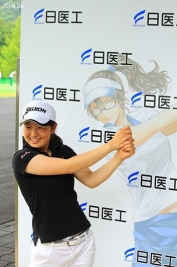 カメラマンたちの要望で大会のイメージキャラクターと同じポーズでパチリ!(撮影:ALBA)