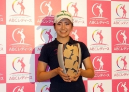 優勝カップを手に笑顔を見せる堀琴音<写真提供:LPGA>(撮影:ALBA)