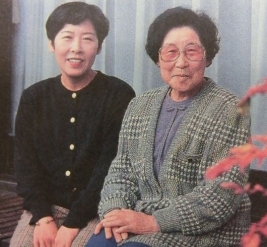 90年代に撮影された寿子さん(右)と姉の美穂さん「尾崎将司 挑戦」より 小池書院95年刊