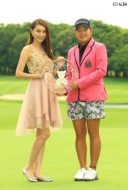 今季3勝目の成田美寿々!プレゼンターの蛯ちゃんから優勝プレートを授与された(撮影:福田文平)