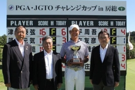 優勝カップを手に笑顔の津曲<写真提供:JGTO>