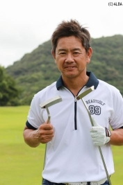 使用するパターに悩む藤田寛之(撮影:ALBA)