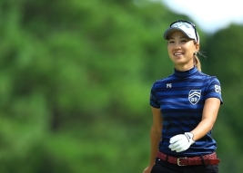 上田桃子、優勝争いをしているが時折笑顔が見られた(撮影:岩本芳弘)