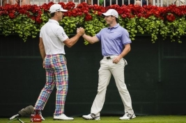 スタート前にマキロイと握手を交わすビリー・ホーシェル(Photo by Stan BadzPGA TOUR)