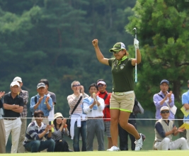 イーグル奪取で両手のガッツポーズ!単独2位で最終日を迎える成田美寿々(撮影:ALBA)