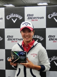自身が初めて広告に出たというボール「LEGACY PLATINUM」を持つ藤田光里(撮影:ALBA)