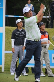 首位に並ぶ小田龍一(中央)とS・K・ホ(左)(撮影:ALBA)
