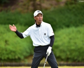 18番のバーディでトップタイ優勝を狙う井戸木(撮影:岩井康博)