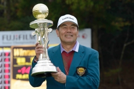 今季初勝利を挙げた室田淳 写真提供:日本プロゴルフ協会