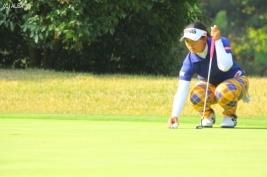 鈴木愛、首位をキープし後半へ(撮影:ALBA)