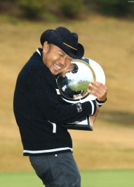 満身創痍で手に入れたツアー28勝目!笑顔でカップを抱きしめた(撮影:岩本芳弘)
