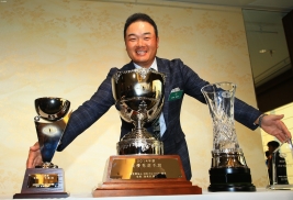 小田孔明、4つのトロフィーに笑顔!(撮影:福田文平)