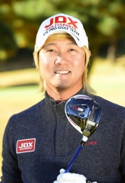 R15ドライバーで飛距離が伸びていると証言したI・H・ホ(撮影:上山敬太)