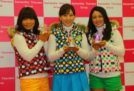 サマンサタバサのクリスマスイベントに登場した3選手、左から堀、香妻、山村(撮影:ALBA)