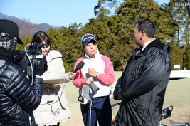 タケ小山氏からインタビューを受ける山村プロ(撮影:ALBA)