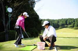 娘のゴルフを見守ってきた良郎氏 その胸中は…(撮影:上山敬太)