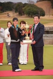 昨年大会は平野ジェニファーが優勝、左が塚本会長(撮影:ALBA)