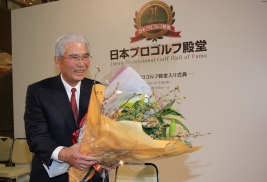 花束を贈られ笑顔をみせる“ダウンブローの神様”陳清波(撮影:ALBA)