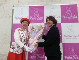 花束を受け取るO・サタヤ(大会広報提供)