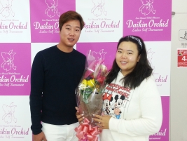 夫婦で沖縄入りのアン、順調さをアピール(大会広報提供)