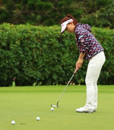 「スピン性能だけでなく、パターのフィーリングも気に入った」と語る香妻琴乃(撮影:福田文平)