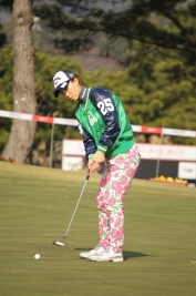 プロアマ戦後、入念にパッティングの調整をする上田桃子(撮影:ALBA)