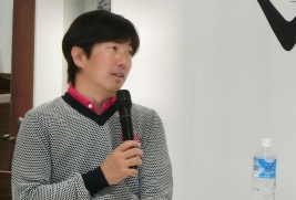 トークは絶好調!?“フラミンゴ柄が似合う”と自画自賛!(撮影:ALBA)