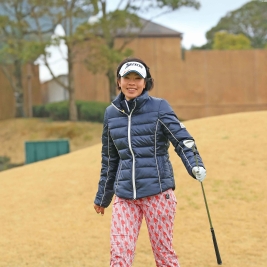 ダウンを着込むほどの寒さの中で練習ラウンドとなったが、時折笑顔も!!好調の証?(撮影:米山聡明)