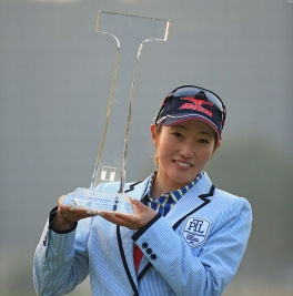 1時間半を超える激闘制した飯島茜!うれしい5年ぶりのツアー優勝!(撮影:米山聡明)