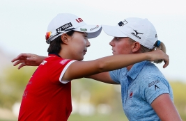 優勝争いを演じたS・ルイスと健闘をたたえ合うキム ヒョージュ(Photo by Christian Petersen / Getty Images)